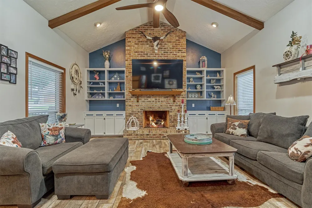 660 Hillcrest Drive Huntsville, TX 77340