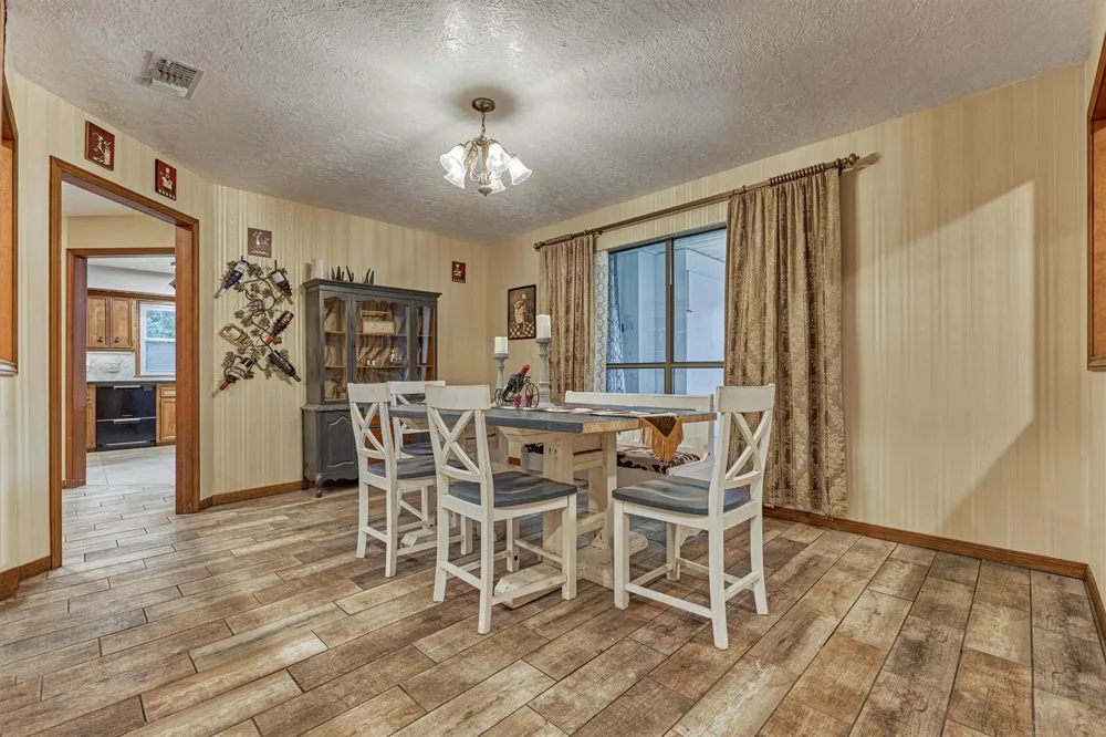 660 Hillcrest Drive Huntsville, TX 77340