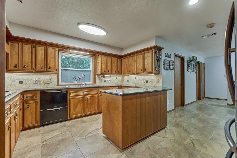 660 Hillcrest Drive Huntsville, TX 77340