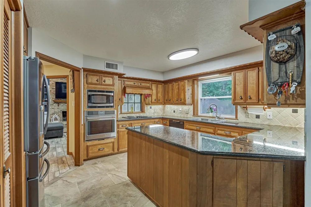 660 Hillcrest Drive Huntsville, TX 77340