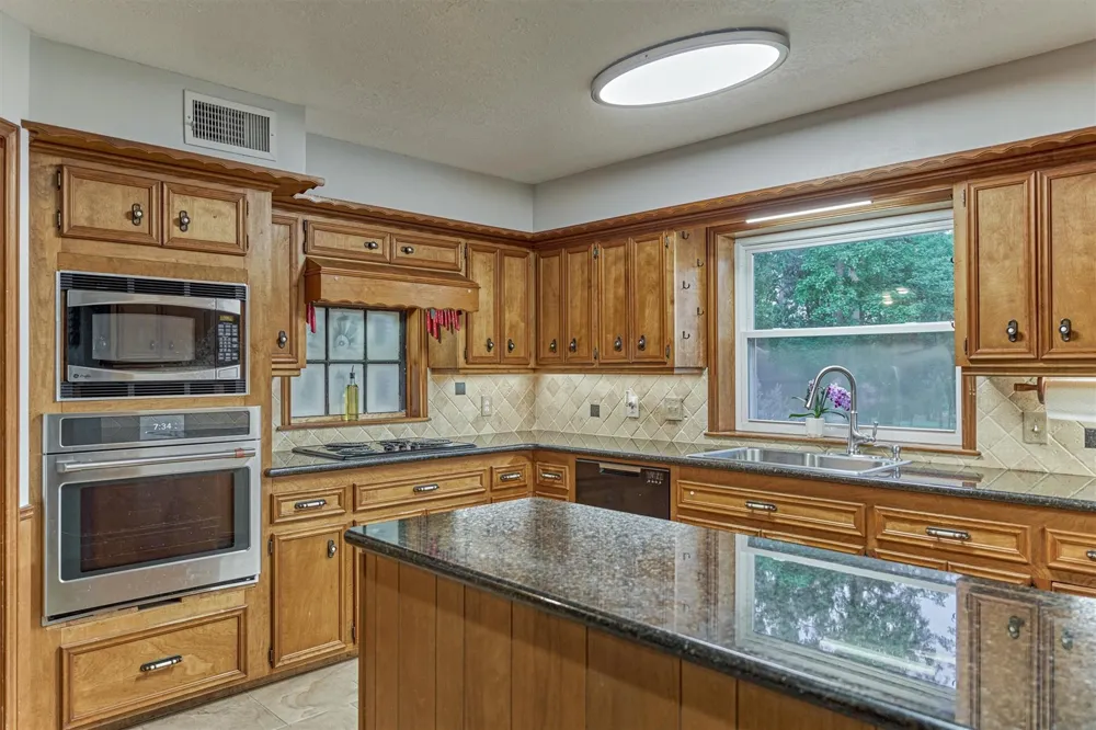 660 Hillcrest Drive Huntsville, TX 77340