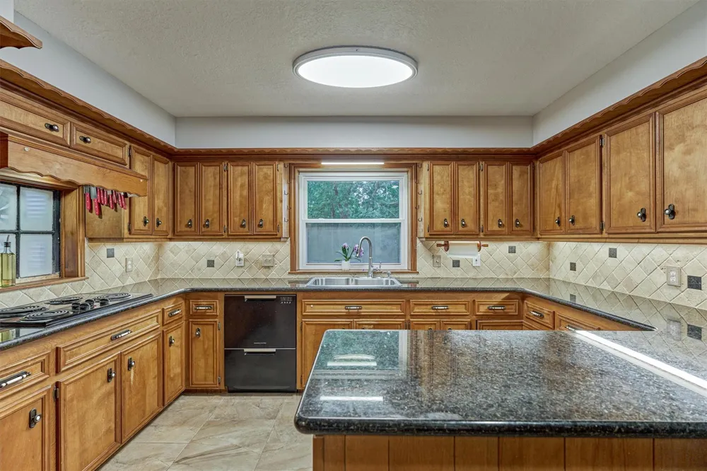 660 Hillcrest Drive Huntsville, TX 77340
