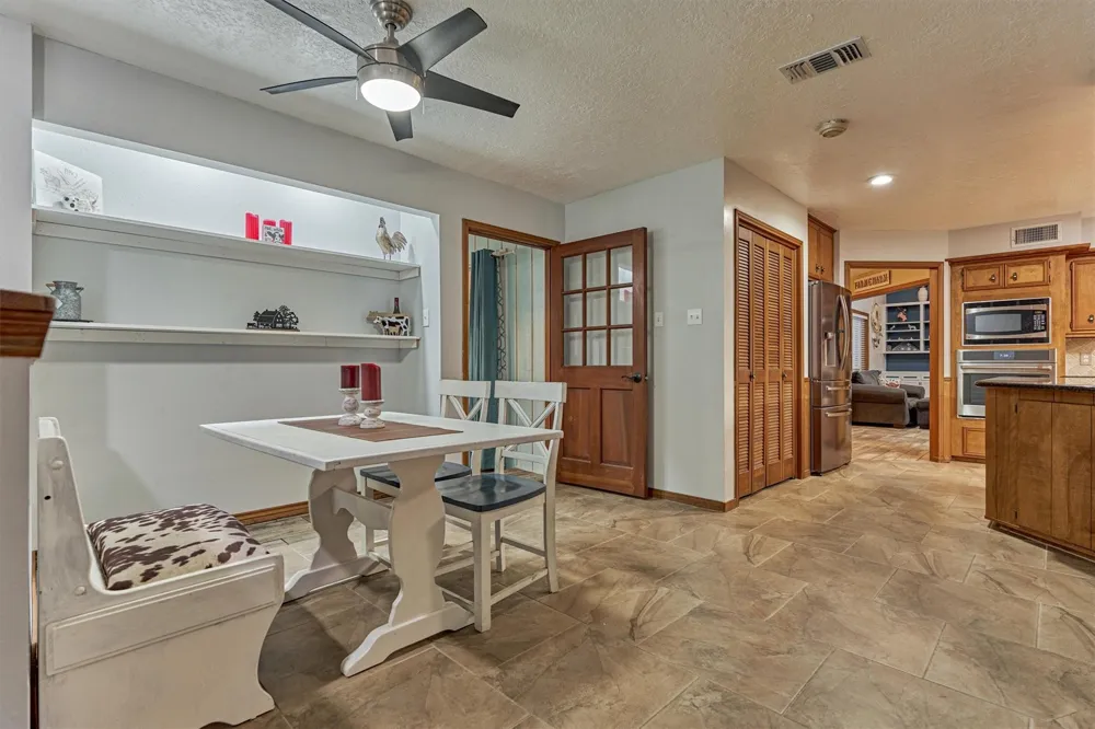 660 Hillcrest Drive Huntsville, TX 77340