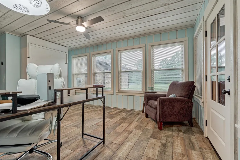 660 Hillcrest Drive Huntsville, TX 77340