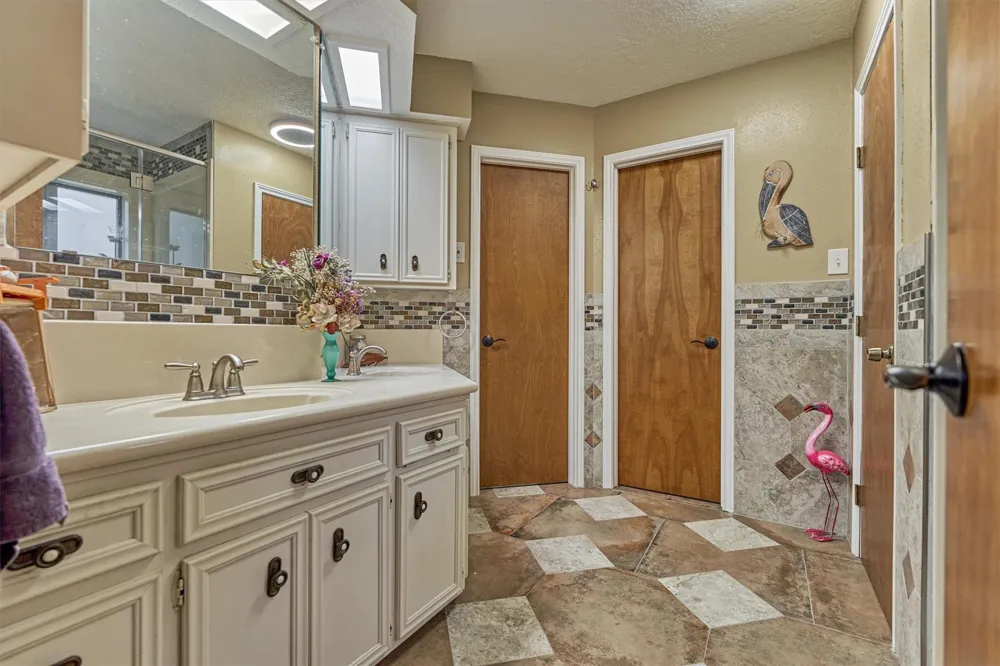 660 Hillcrest Drive Huntsville, TX 77340