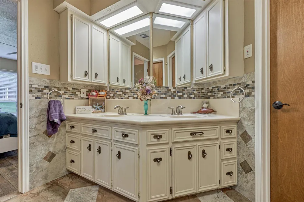 660 Hillcrest Drive Huntsville, TX 77340