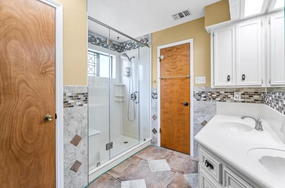 660 Hillcrest Drive Huntsville, TX 77340