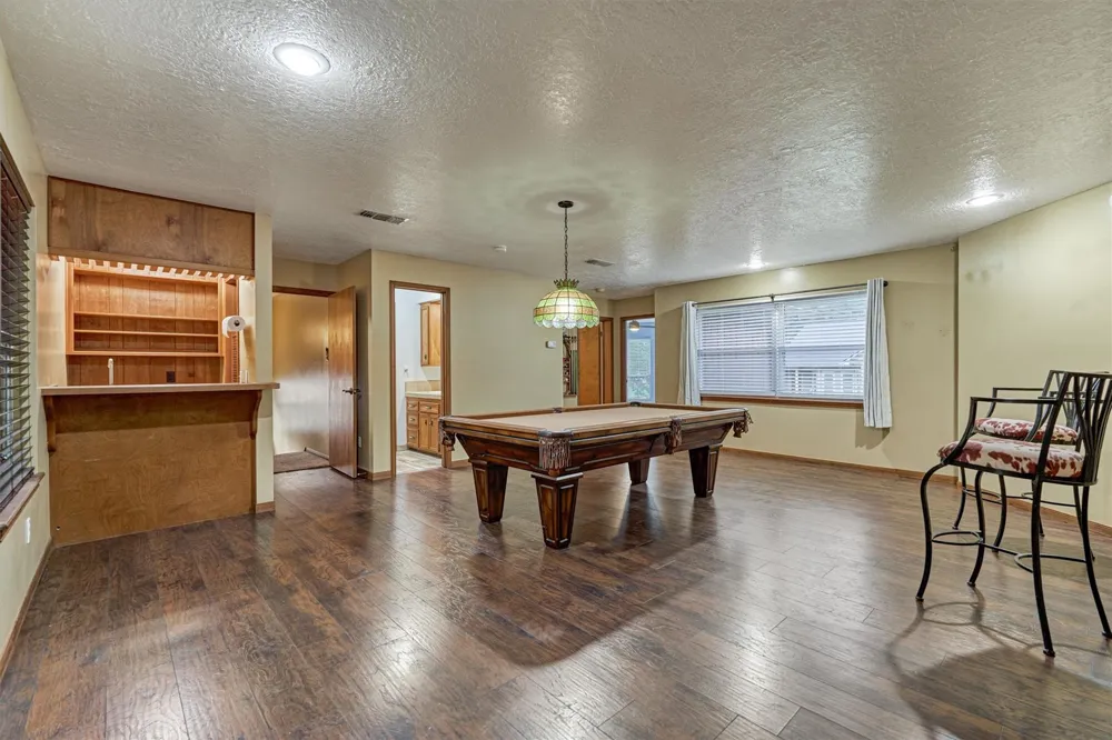 660 Hillcrest Drive Huntsville, TX 77340