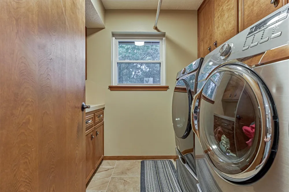 660 Hillcrest Drive Huntsville, TX 77340
