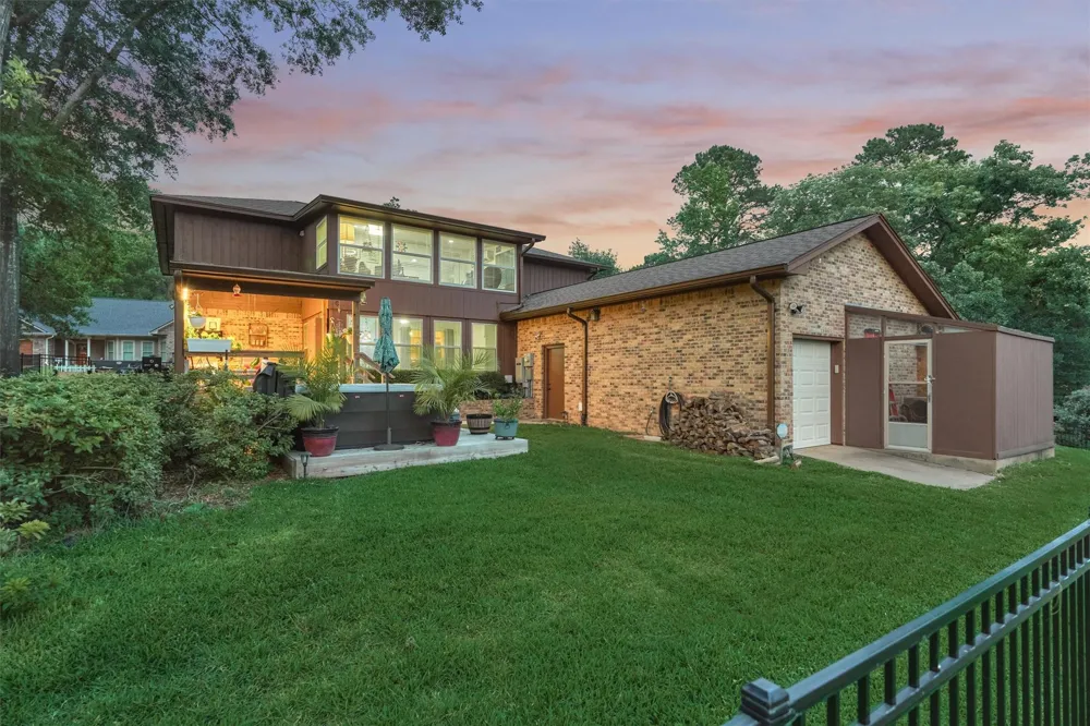 660 Hillcrest Drive Huntsville, TX 77340