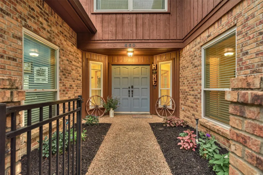 660 Hillcrest Drive Huntsville, TX 77340