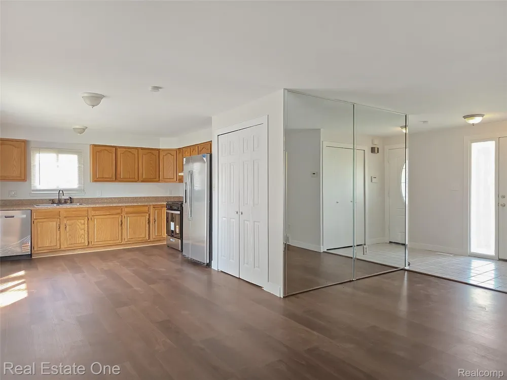15760 Oakbrook Street Romulus City, MI 48174