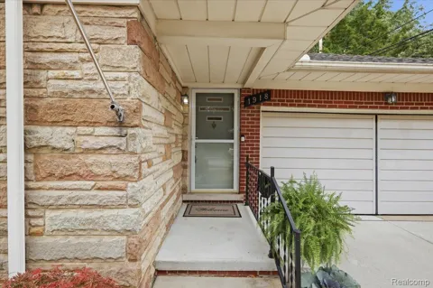 1918 Clawson Avenue