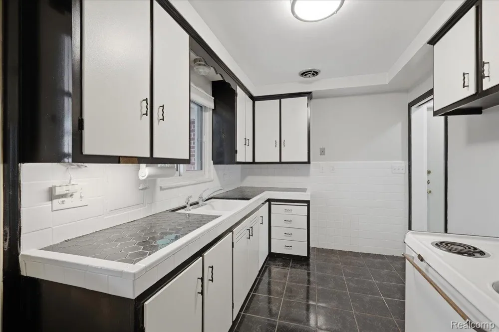 1918 Clawson Avenue Royal Oak City, MI 48073