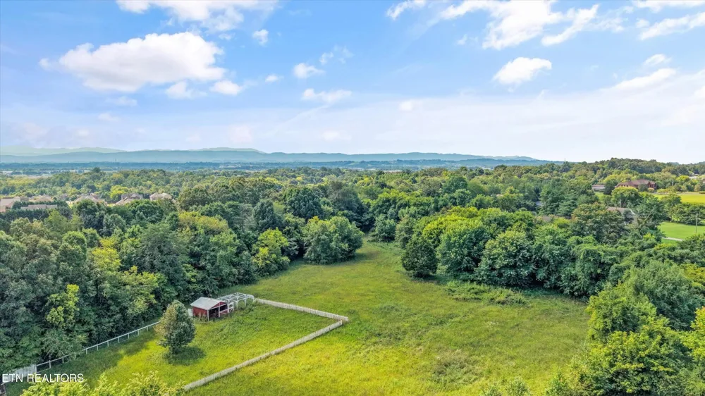 1229 W Hunt Rd Maryville, TN 37801