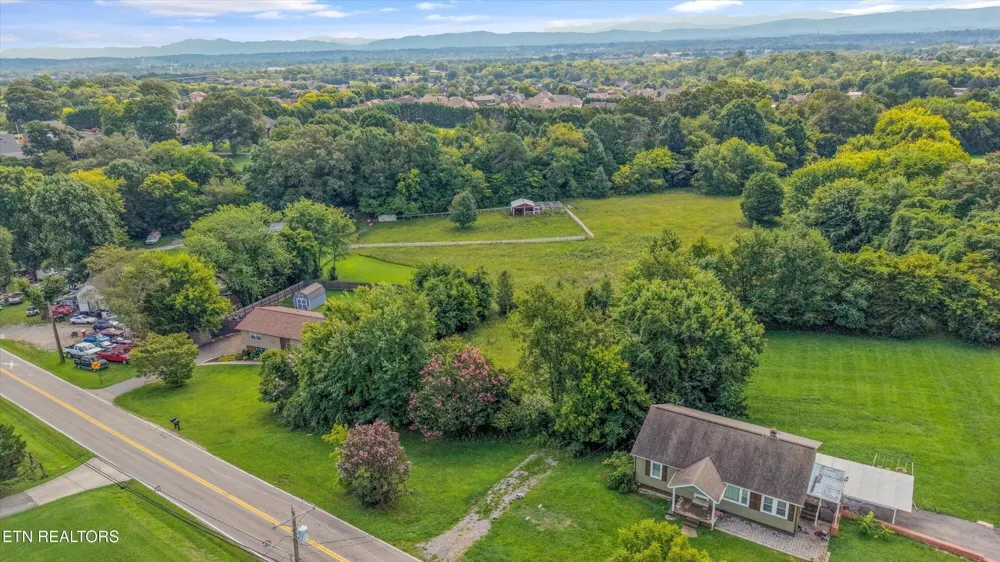 1229 W Hunt Rd Maryville, TN 37801