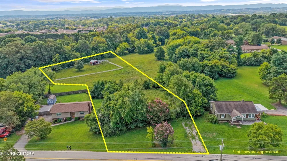 1229 W Hunt Rd Maryville, TN 37801
