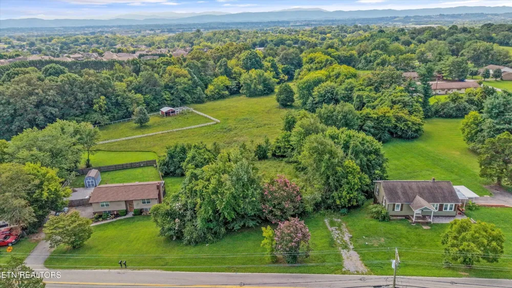 1229 W Hunt Rd Maryville, TN 37801