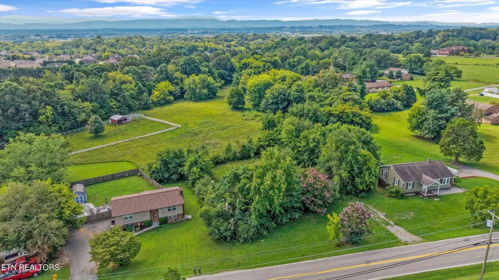1229 W Hunt Rd Maryville, TN 37801