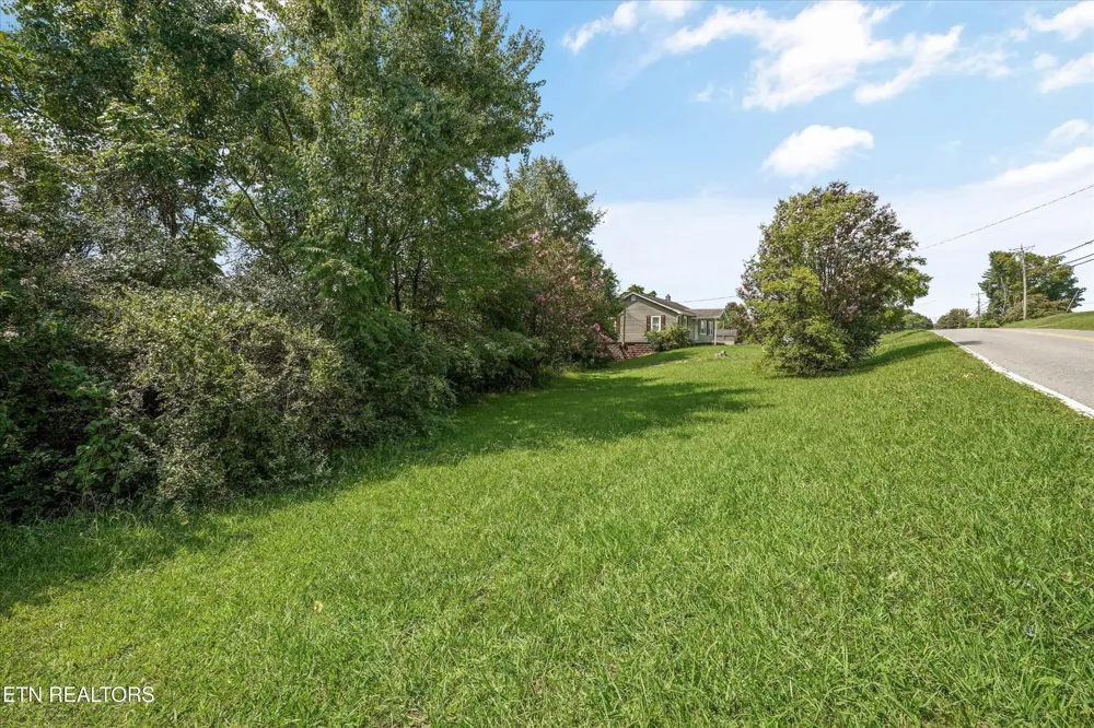 1229 W Hunt Rd Maryville, TN 37801