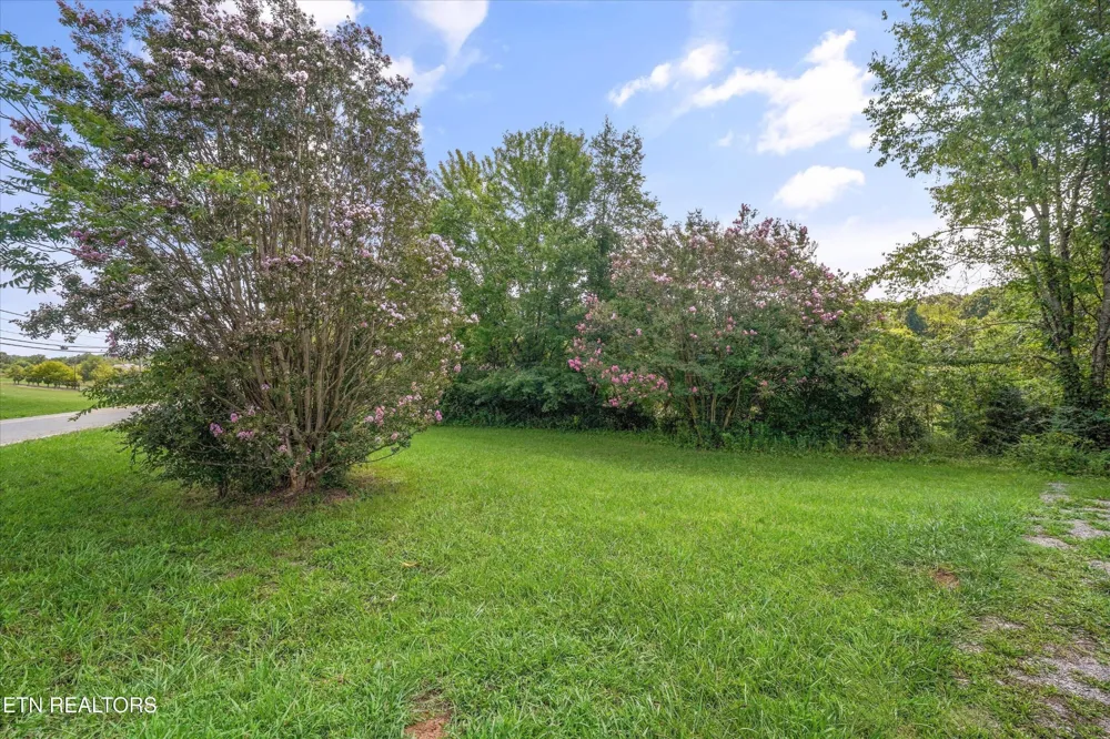 1229 W Hunt Rd Maryville, TN 37801