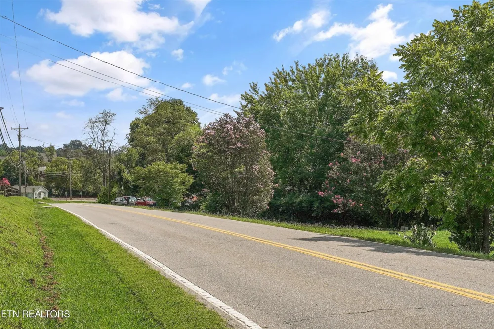 1229 W Hunt Rd Maryville, TN 37801