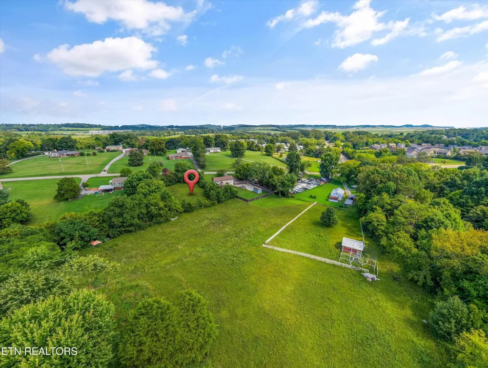 1229 W Hunt Rd Maryville, TN 37801
