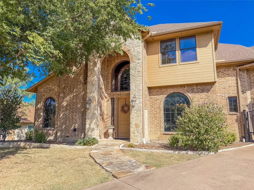 2737 Wood Lake Drive Cedar Hill, TX 75104
