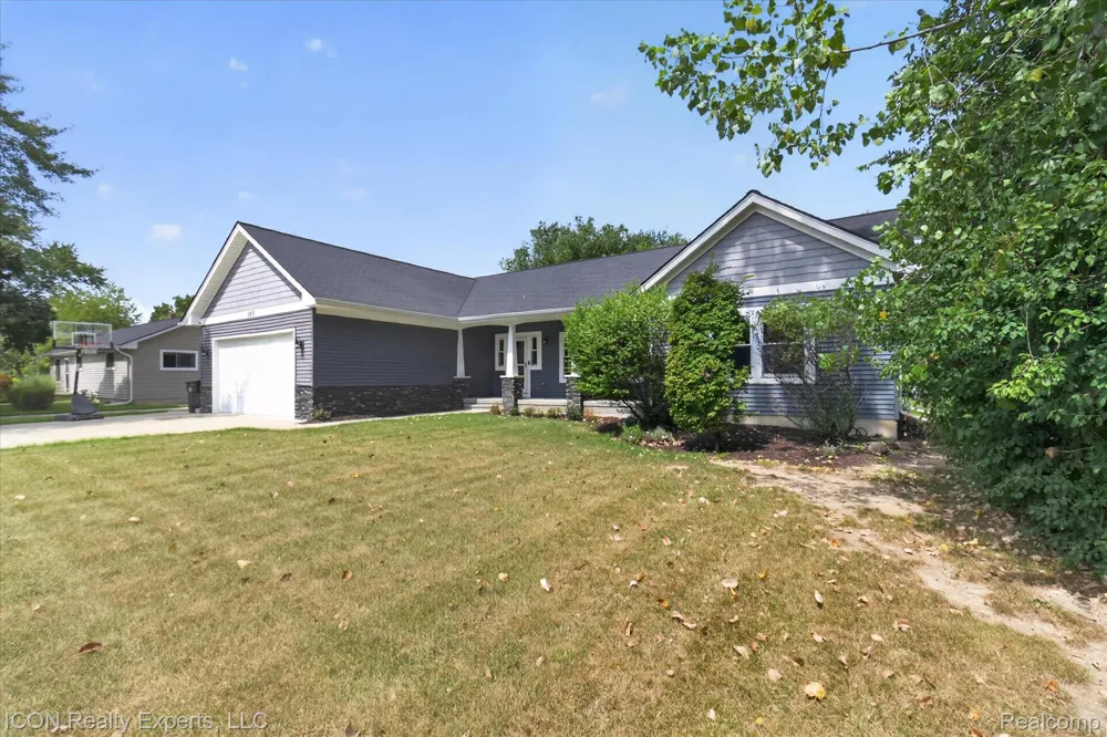 165 Leetonia Drive Troy City, MI 48085