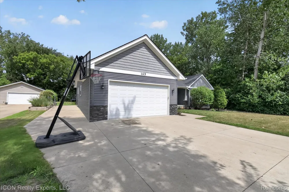 165 Leetonia Drive Troy City, MI 48085