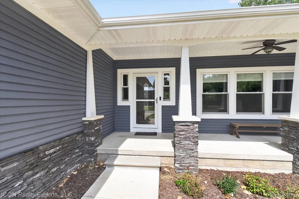 165 Leetonia Drive Troy City, MI 48085