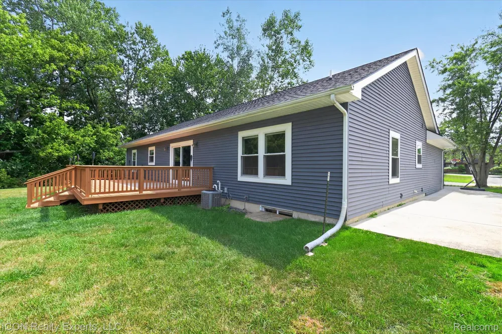 165 Leetonia Drive Troy City, MI 48085