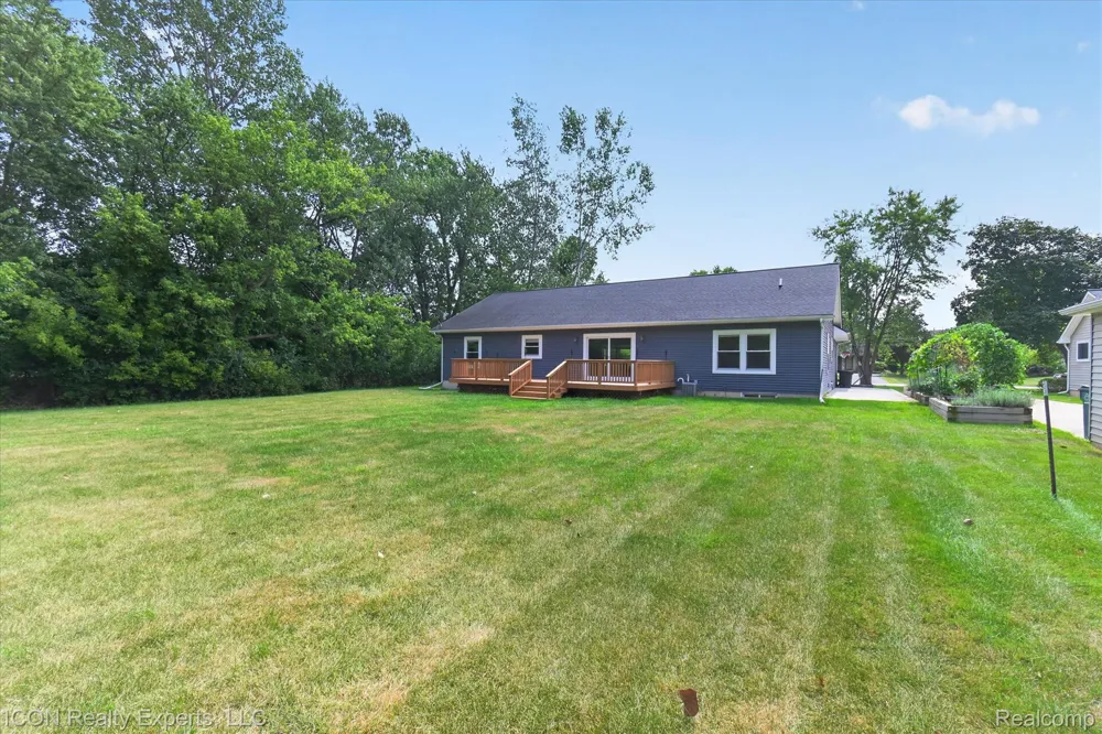 165 Leetonia Drive Troy City, MI 48085