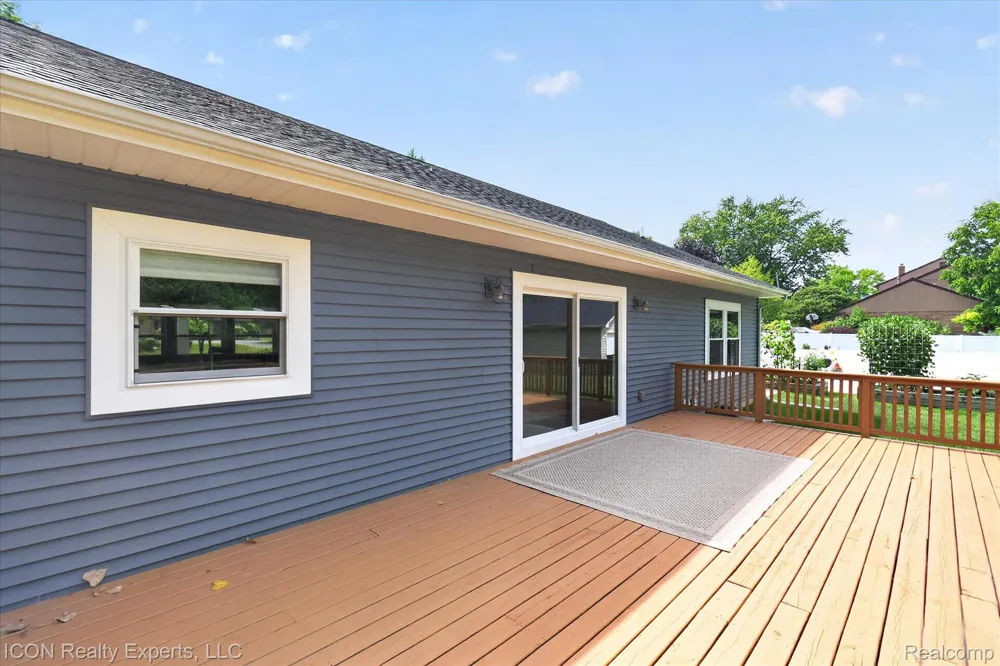 165 Leetonia Drive Troy City, MI 48085