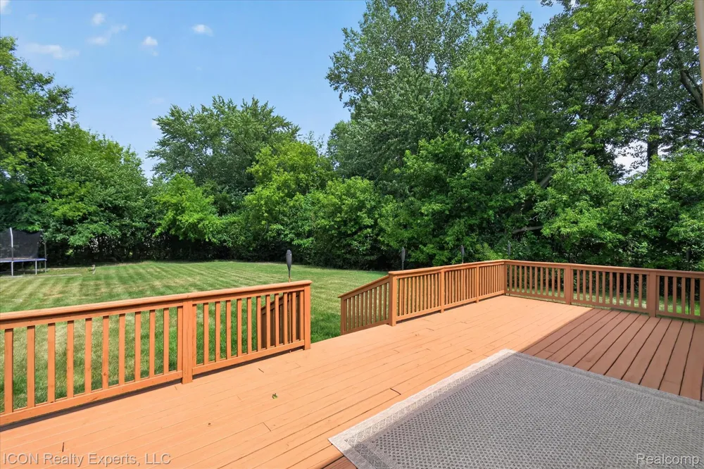 165 Leetonia Drive Troy City, MI 48085