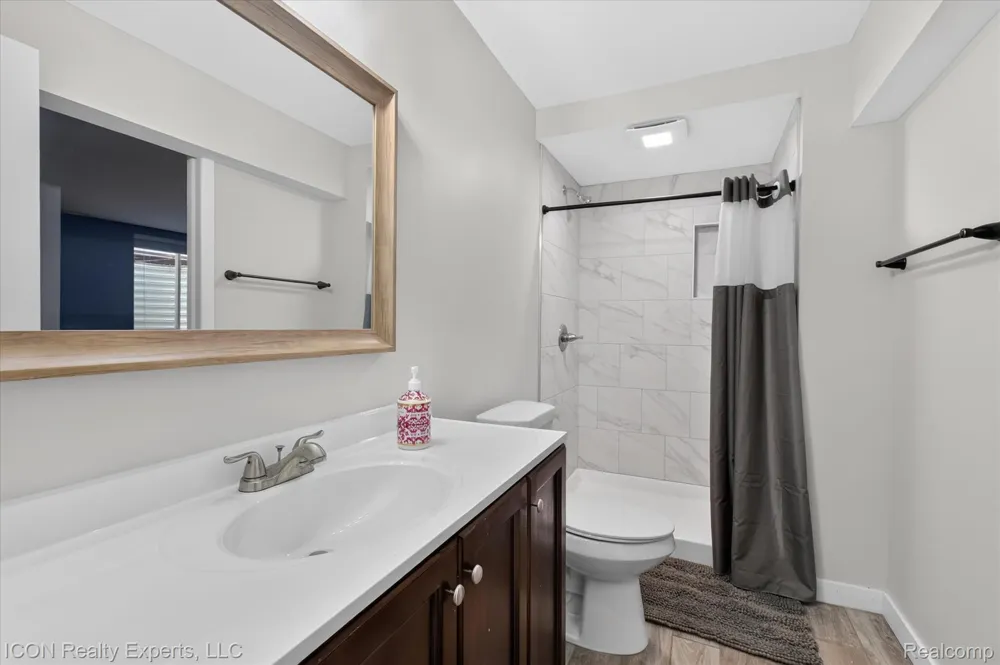 165 Leetonia Drive Troy City, MI 48085