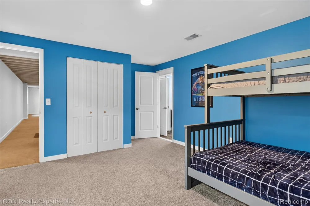 165 Leetonia Drive Troy City, MI 48085
