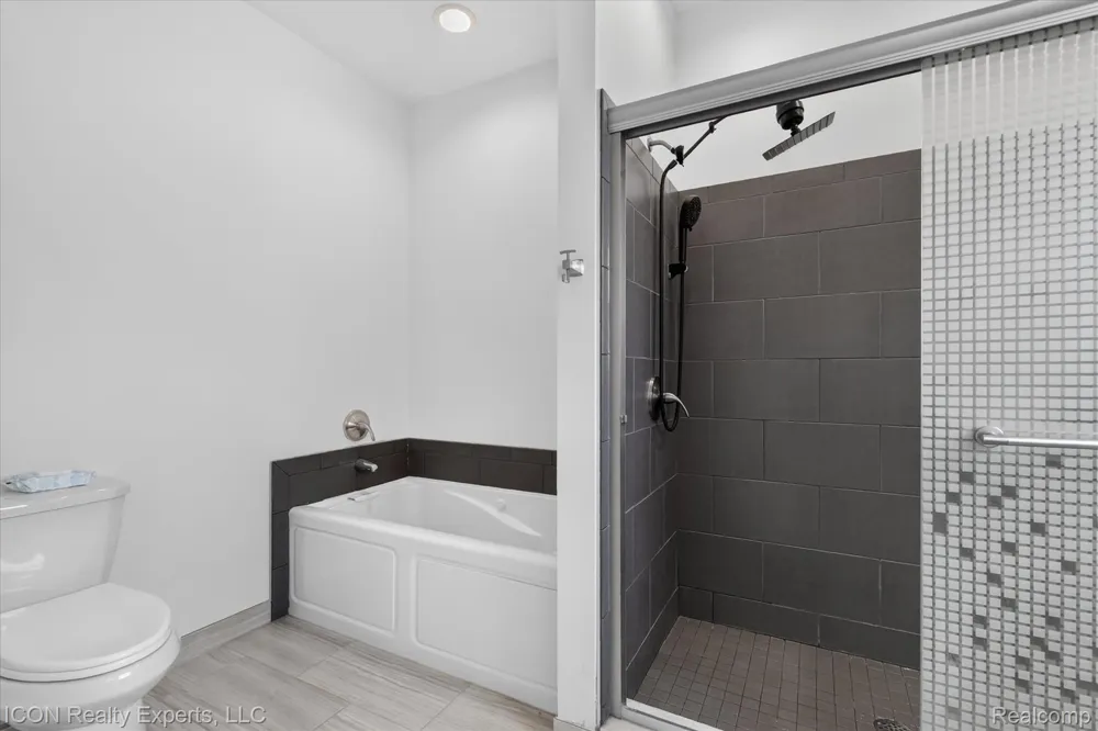 165 Leetonia Drive Troy City, MI 48085
