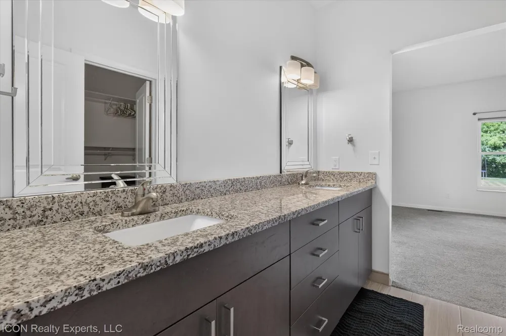 165 Leetonia Drive Troy City, MI 48085
