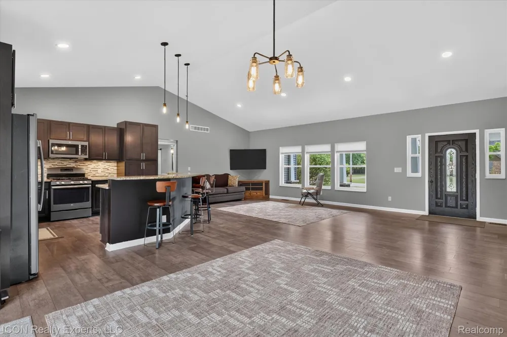 165 Leetonia Drive Troy City, MI 48085