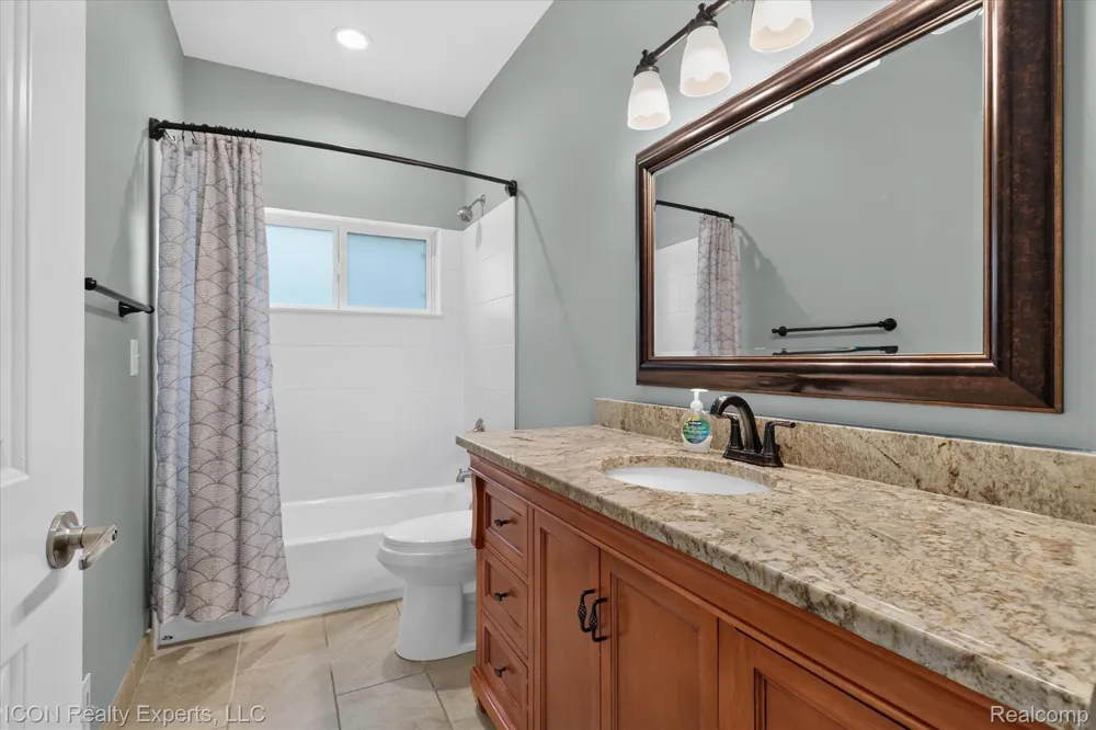 165 Leetonia Drive Troy City, MI 48085