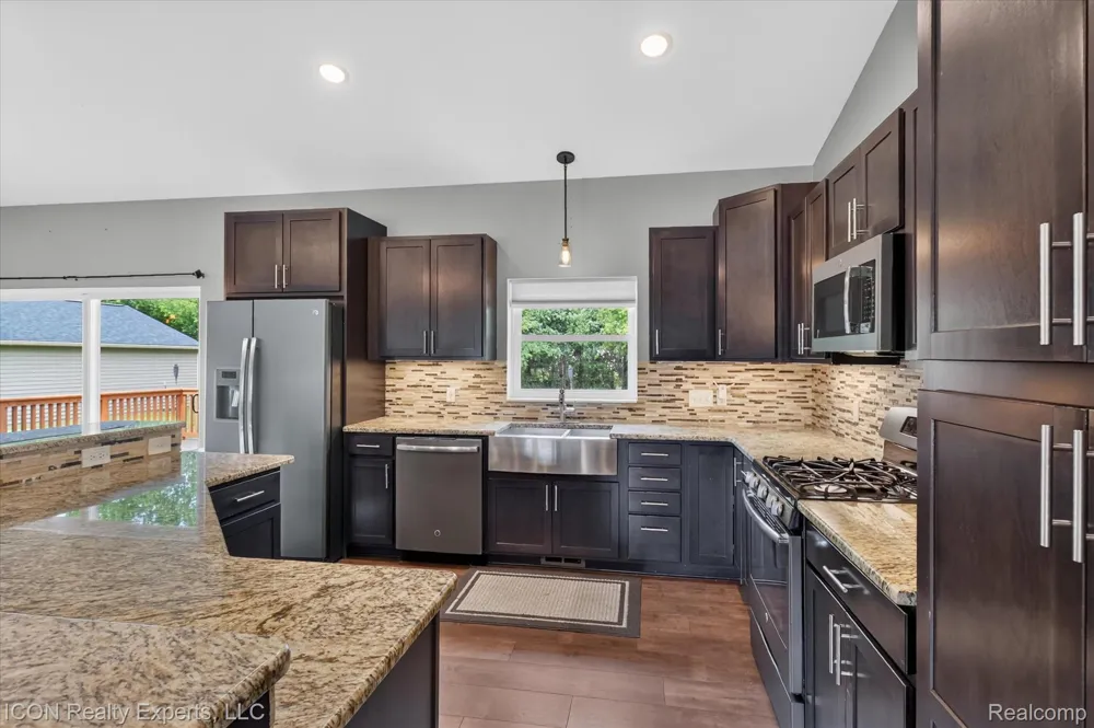 165 Leetonia Drive Troy City, MI 48085