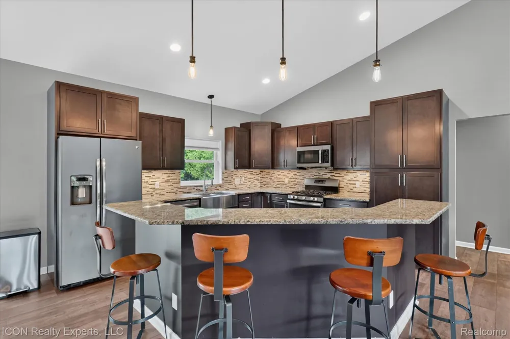 165 Leetonia Drive Troy City, MI 48085