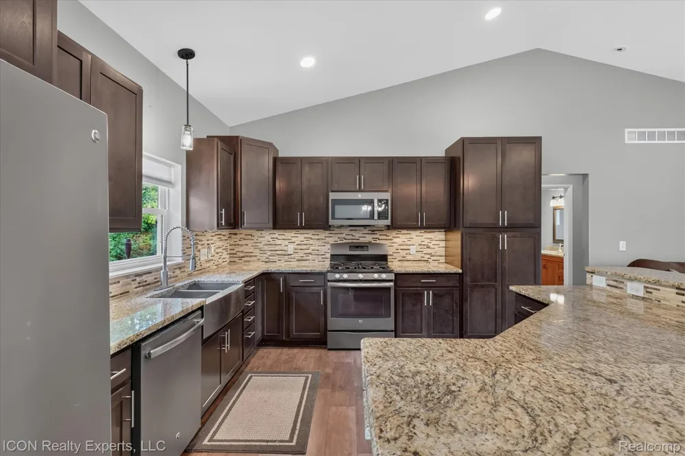 165 Leetonia Drive Troy City, MI 48085