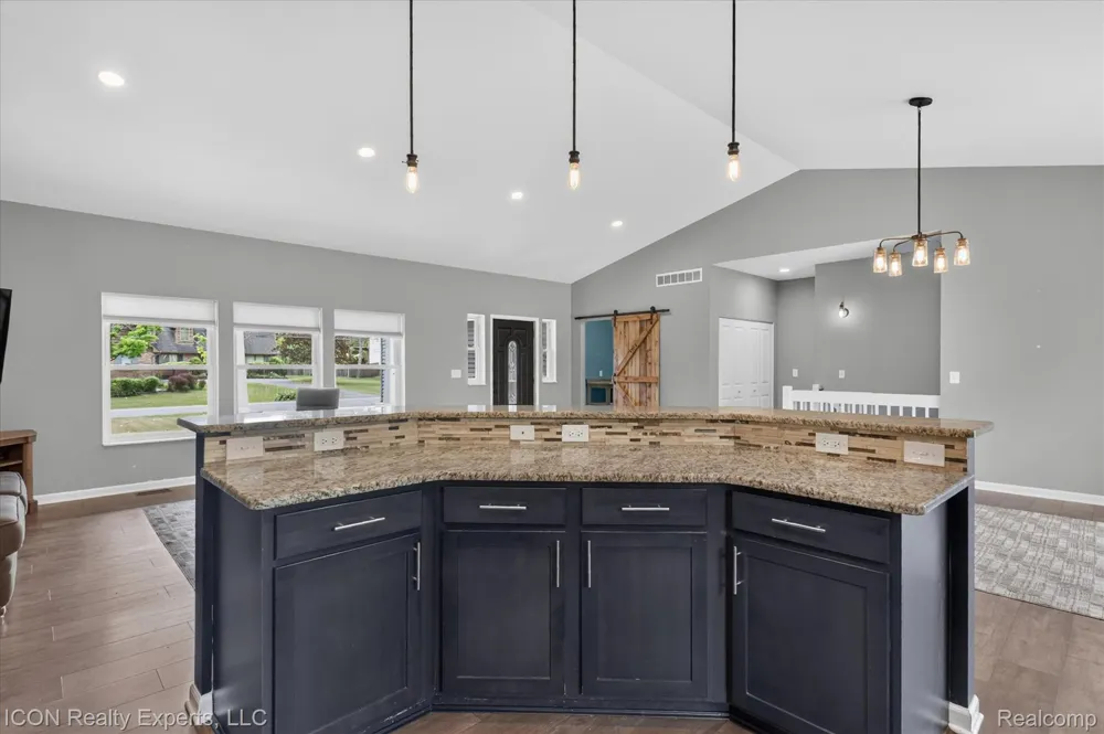 165 Leetonia Drive Troy City, MI 48085