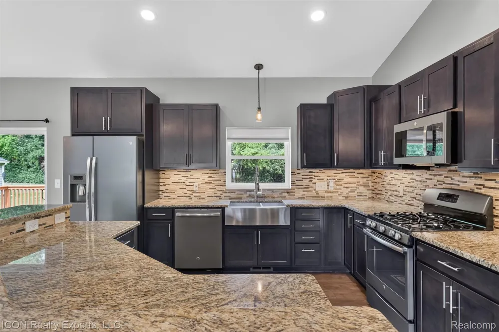 165 Leetonia Drive Troy City, MI 48085