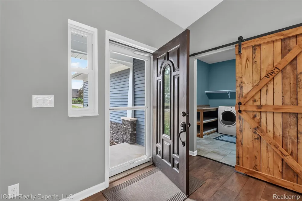 165 Leetonia Drive Troy City, MI 48085