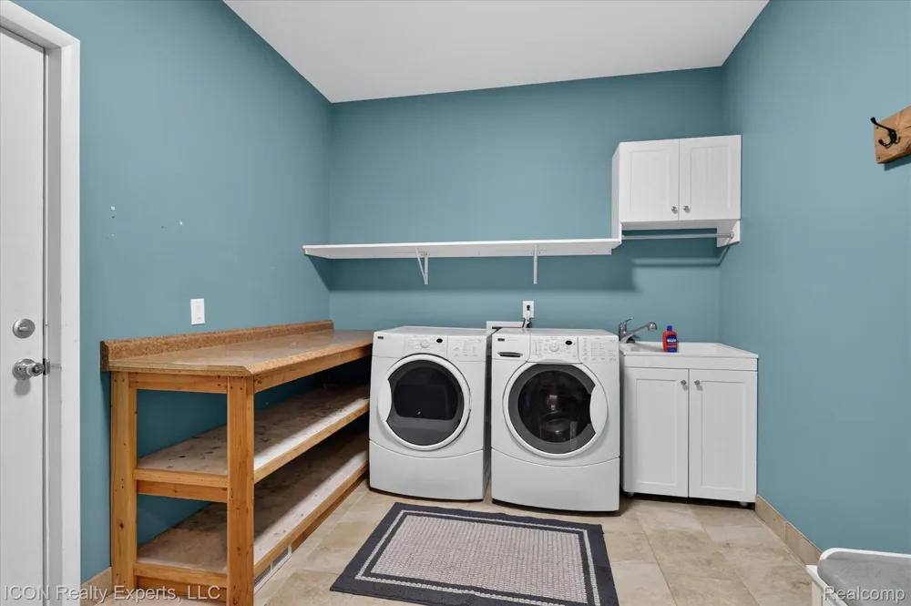 165 Leetonia Drive Troy City, MI 48085