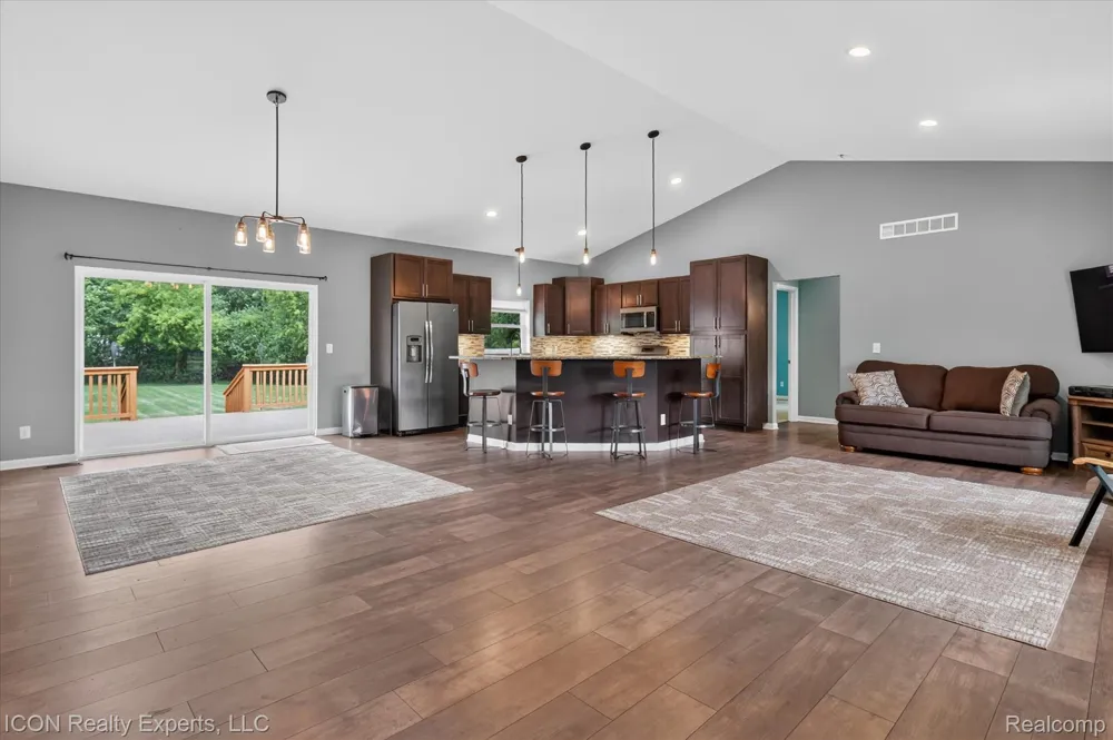 165 Leetonia Drive Troy City, MI 48085