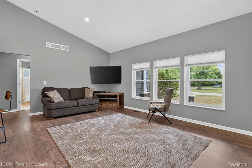 165 Leetonia Drive Troy City, MI 48085